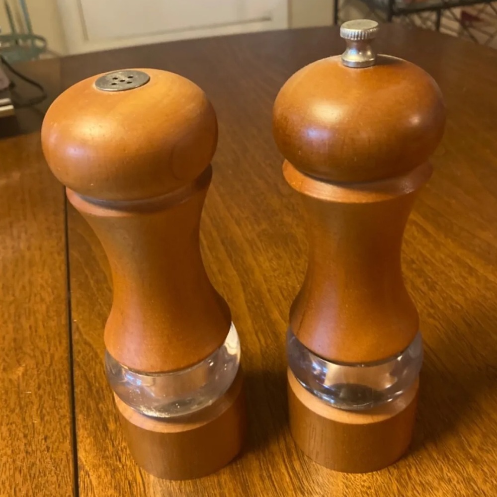 🤩 $5 SALE! 🤩 Salt and Pepper shaker set